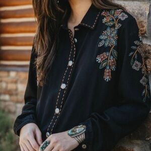 Double D Ranch DDR  Blue loon Tunic embroidered beaded floral design pearl snaps